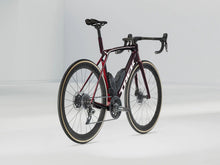 Lade das Bild in den Galerie-Viewer, Madone SLR 7 AXS Gen 8 carbon red smoke
