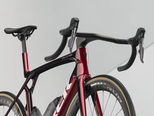 Lade das Bild in den Galerie-Viewer, Madone SLR 7 AXS Gen 8 carbon red smoke
